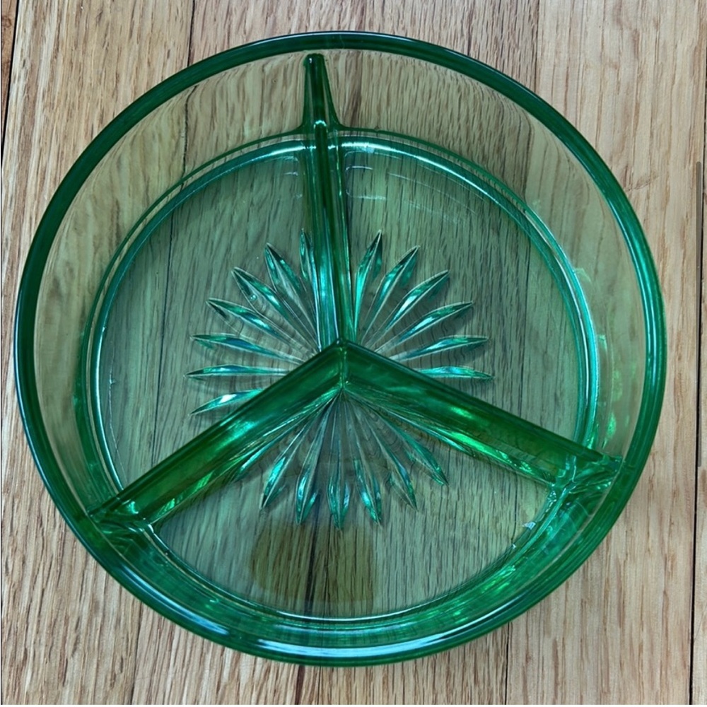 Vintage Green Depression Glass 3 Slot
Candy / Serving Dish with Lid - Picture 4 of 10